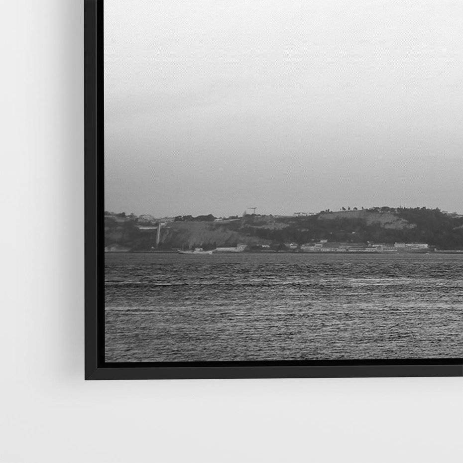 Obraz w ramie 70x50 - Majestatyczny Most - czarno biała fotografia, czerwony stalowy most nad rzeką - rama czarna