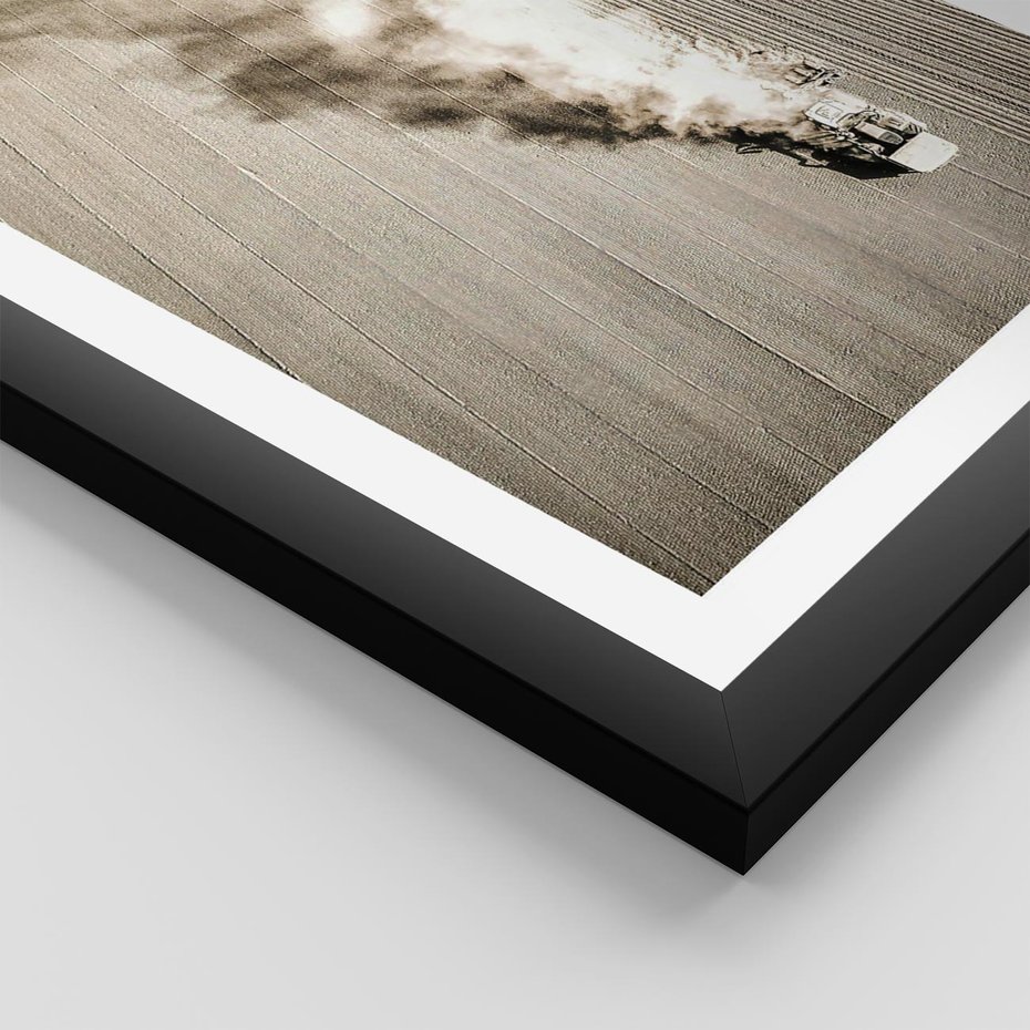 Plakat w ramie 30x40 - Żniwa na Wsi - pole, traktor na polu - rama czarna