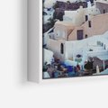 Obraz w ramie 50x70 - Biel ponad Błękitem - Santorini, białe budynki - rama biała