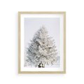 Plakat w ramie 30x40 - Zimowa Poezja w Ośnieżonym Drzewie - ośnieżone drzewo, zima - rama drewno
