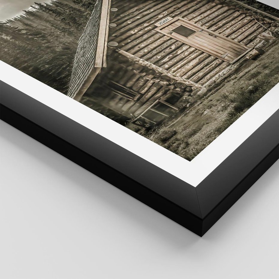 Plakat w ramie 40x50 - Urok Drewnianej Chatki w Górach - chatka w górach, drewniany domek - rama czarna