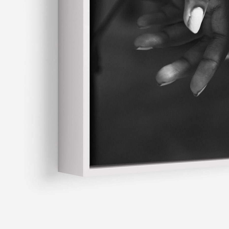 Obraz w ramie 80x120 - Splątane Uczucia - czarno biała fotografia, artystyczna - rama biała