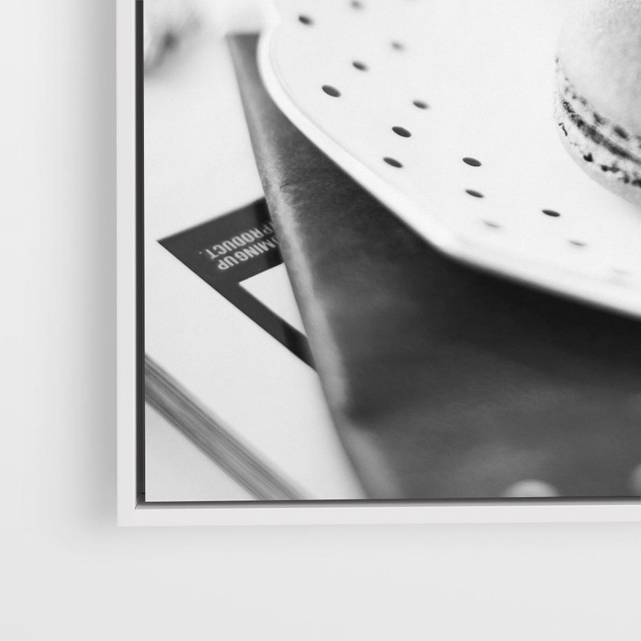 Obraz w ramie 80x80 - Makaroniki w Szarości - czarno biała fotografia, plakat - rama biała