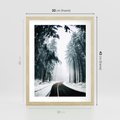 Plakat w ramie 30x40 - Droga przez Zimowy Las - drzewa, śnieg - rama drewno
