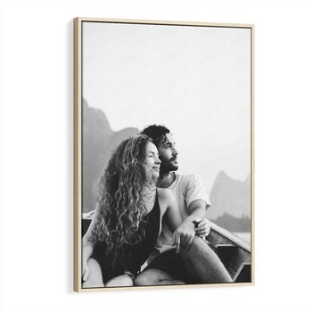 Obraz w ramie 50x70 - Księga mglistych marzeń - czarno biała fotografia, para zakochanych w łodzi - rama drewno