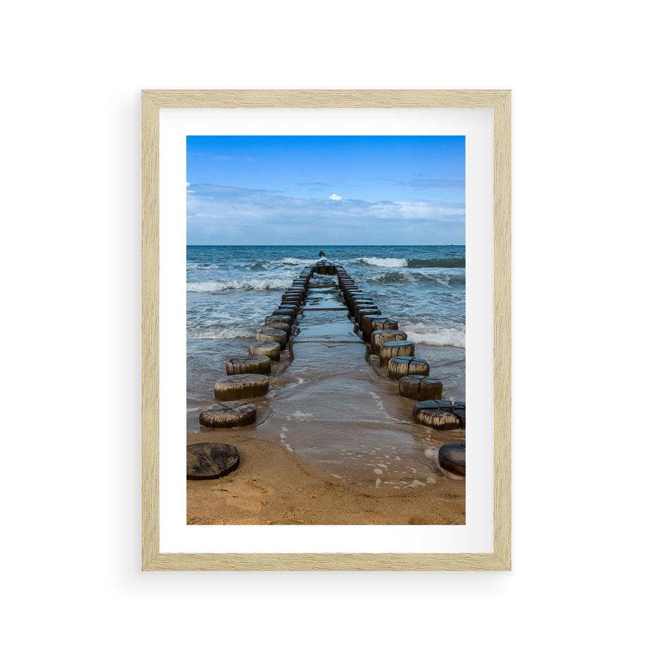 Plakat w ramie 30x40 - Falochron na brzegu morza - falochron, morze - rama drewno