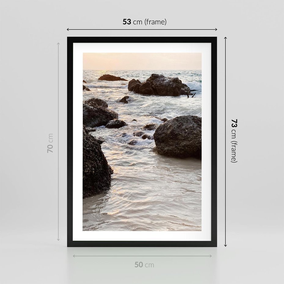 Plakat w ramie 50x70 - Dramatyczna Sceneria: Morze i Skały nad Brzegiem - fale, morze - rama czarna