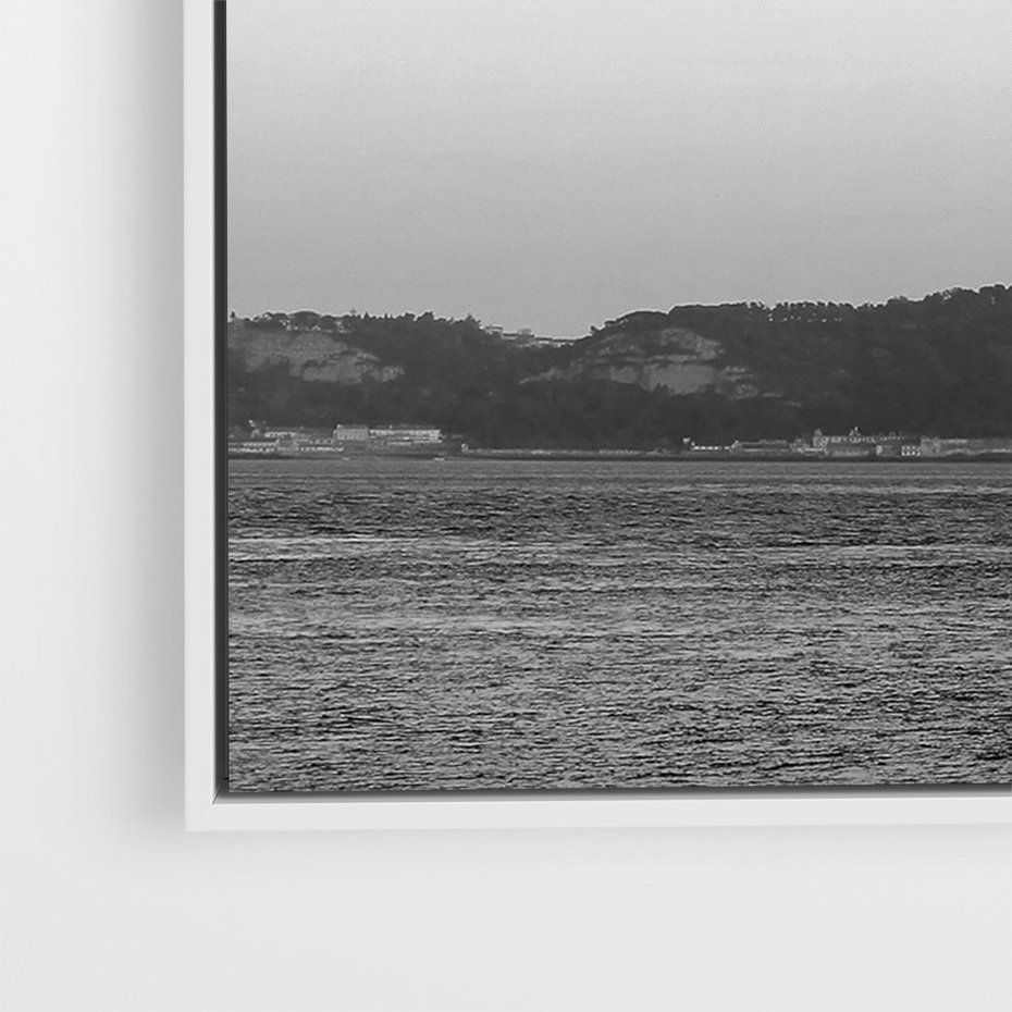 Obraz w ramie 70x100 - Majestatyczny Most - czarno biała fotografia, czerwony stalowy most nad rzeką - rama biała