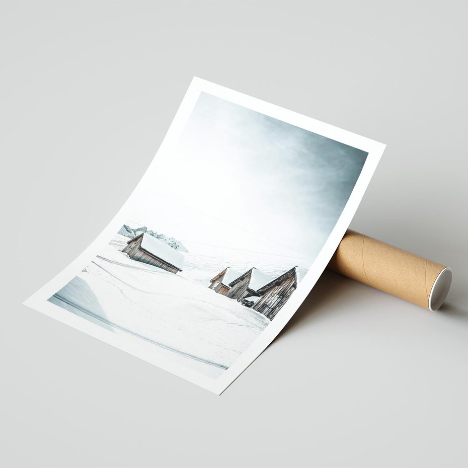 Plakat bez ramy 21x30 - Zima w Domkach: Urok Śnieżnej Scenerii - domki w śnieżnym krajobrazie