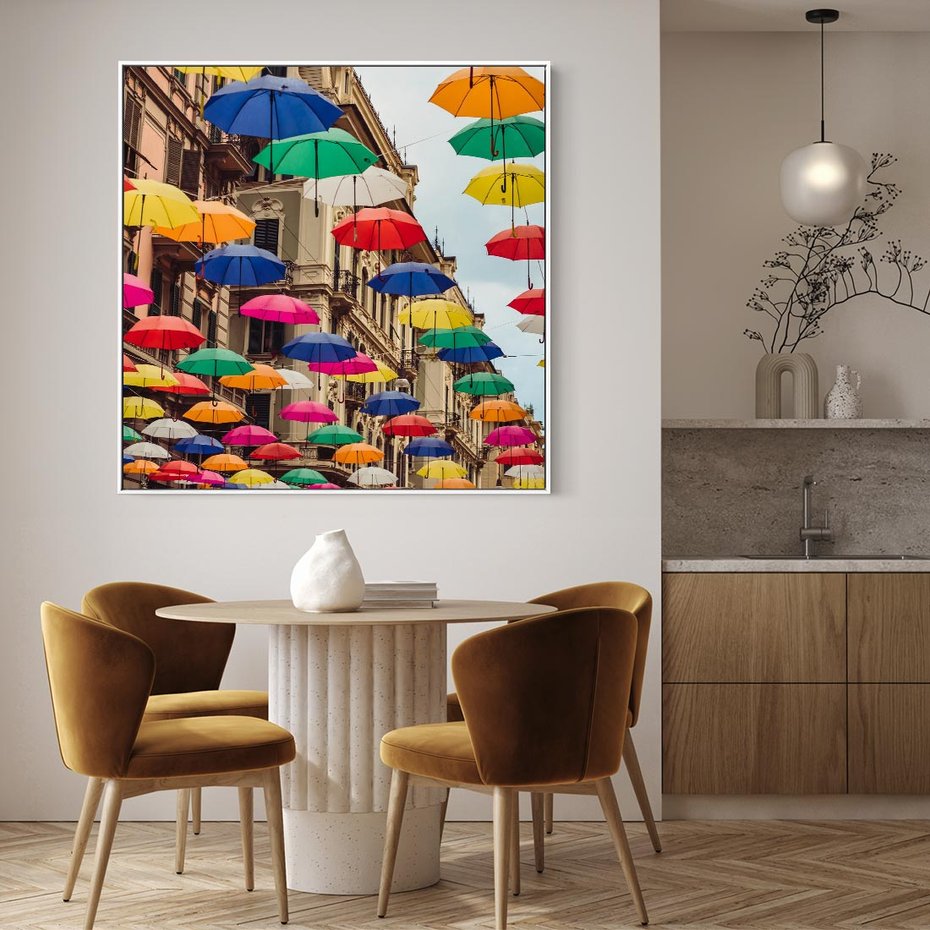 Obraz w ramie 80x80 - Barwna symfonia wyobraźni - fotografia, kolorowe parasolki podwieszone nad ulicą - rama biała