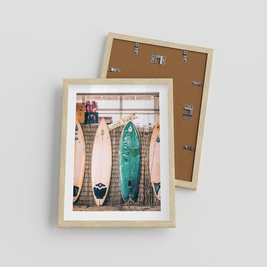 Plakat w ramie 30x40 - Deski Surfingowe w Pionie - deski surfingowe, ustawione pionowo - rama drewno