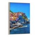 Obraz w ramie 70x100 - Barwne Wybrzeże - nadmorskie miasto na klifie, kolorowe tęczowe budynki - rama drewno