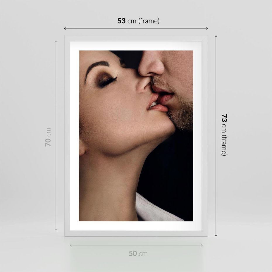 Plakat w ramie 50x70 - Miłosne Uczucia - kobieta, pocałunek - rama biała