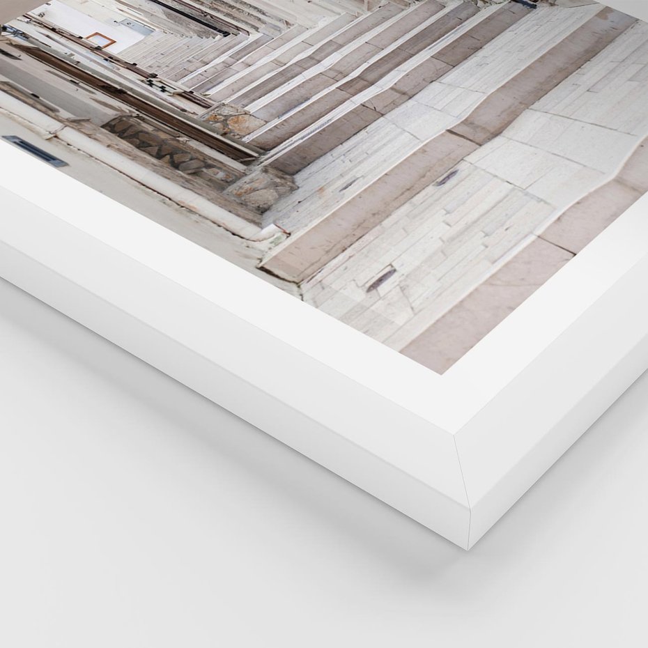 Plakat w ramie 30x40 - Urokliwa uliczka w perspektywie - uliczka, perspektywa - rama biała