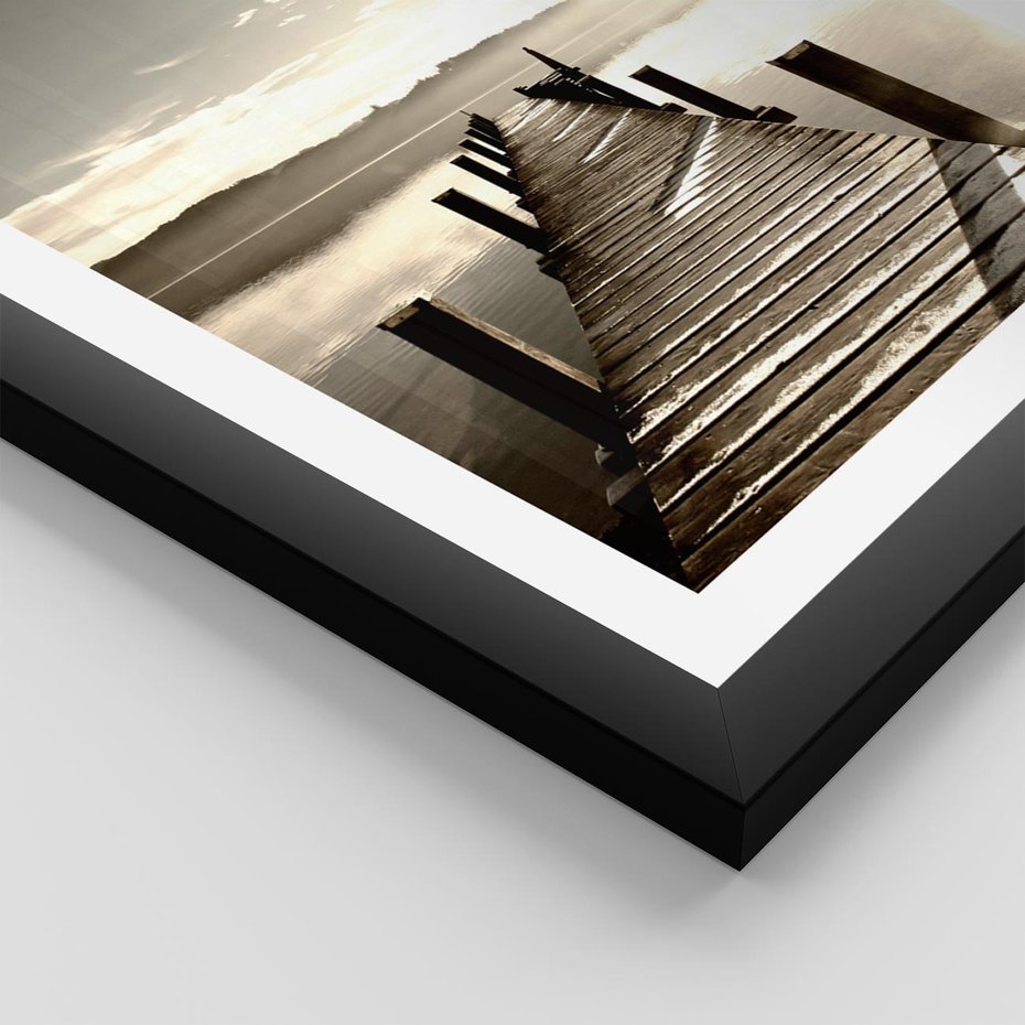 Plakat w ramie 30x40 - Mglisty poranek na pomostcie - pomost, mgła - rama czarna