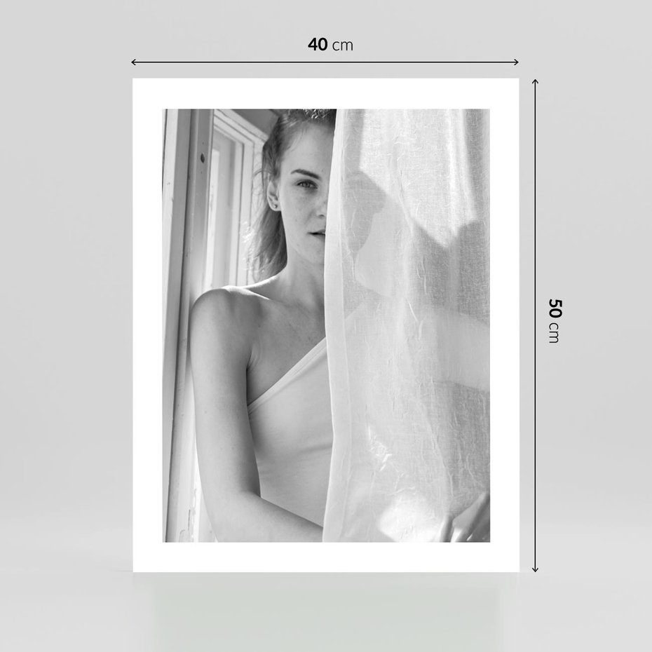 Plakat bez ramy 40x50 - Za Firanką - czarno białe zdjecie, piękny portret eterycznej kobiety