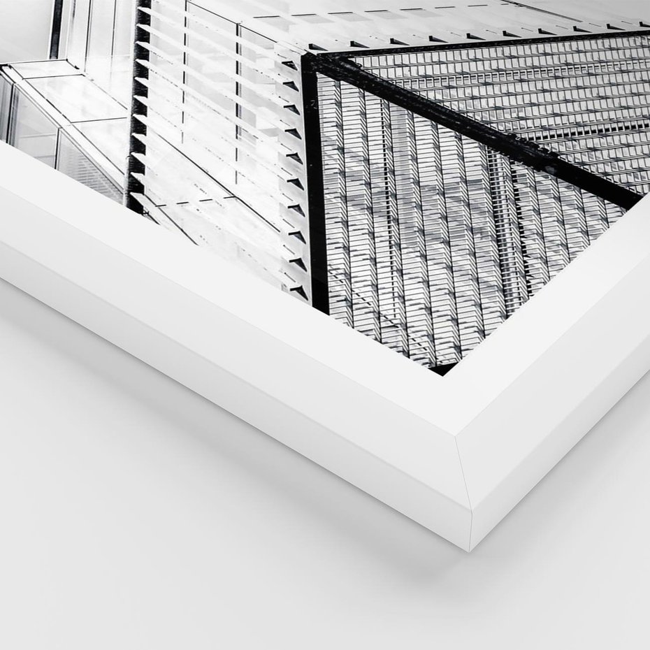 Plakat w ramie 50x70 - Elegancja Współczesnej Architektury: Wieżowiec w Monochromii - nowoczesna architektura, czarno biała fotografia - rama biała