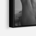 Obraz w ramie 70x100 - Piękno o Poranku - czarno biała fotografia, akt kobiecy - rama czarna