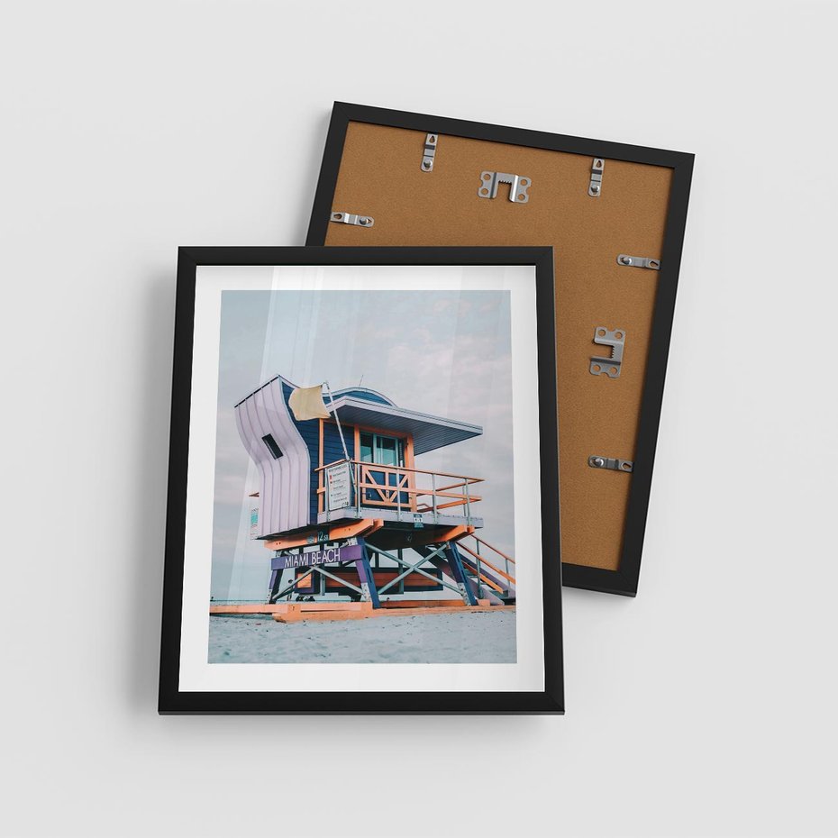 Plakat w ramie 40x50 - Plażowa Kolorystyka: Budka Ratownika w Pastelach - pastelowa budka ratownika, plaża Miami - rama czarna