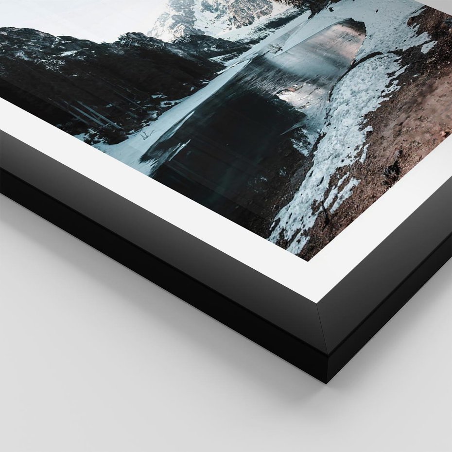 Plakat w ramie 50x70 - Zamarznięta Rzeka - zima w górach, zamarznięta rzeka - rama czarna