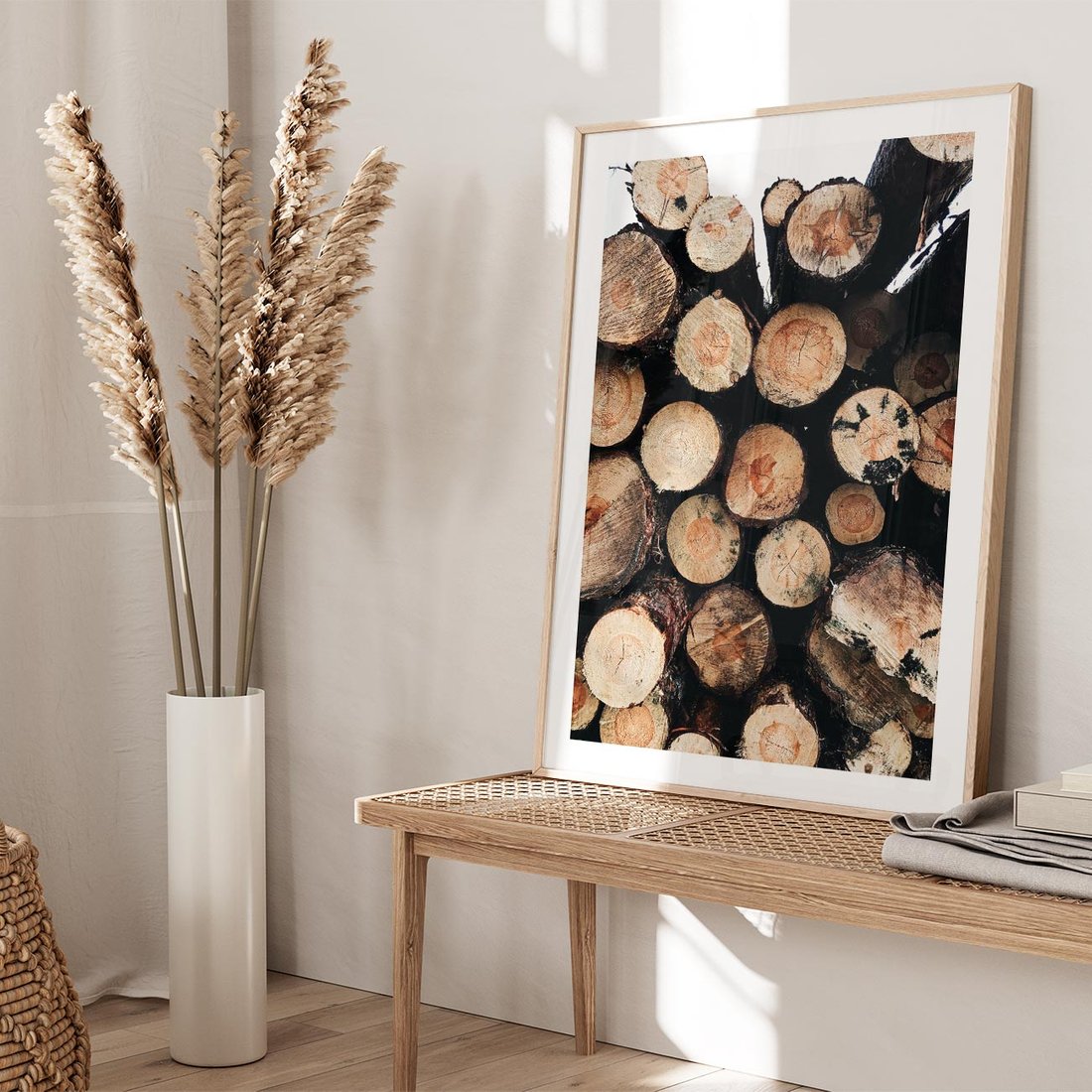 Plakat w ramie 30x40 - Siła Drewna - ścięte drewno, belki drewna ułożone jedna na drugiej - rama drewno