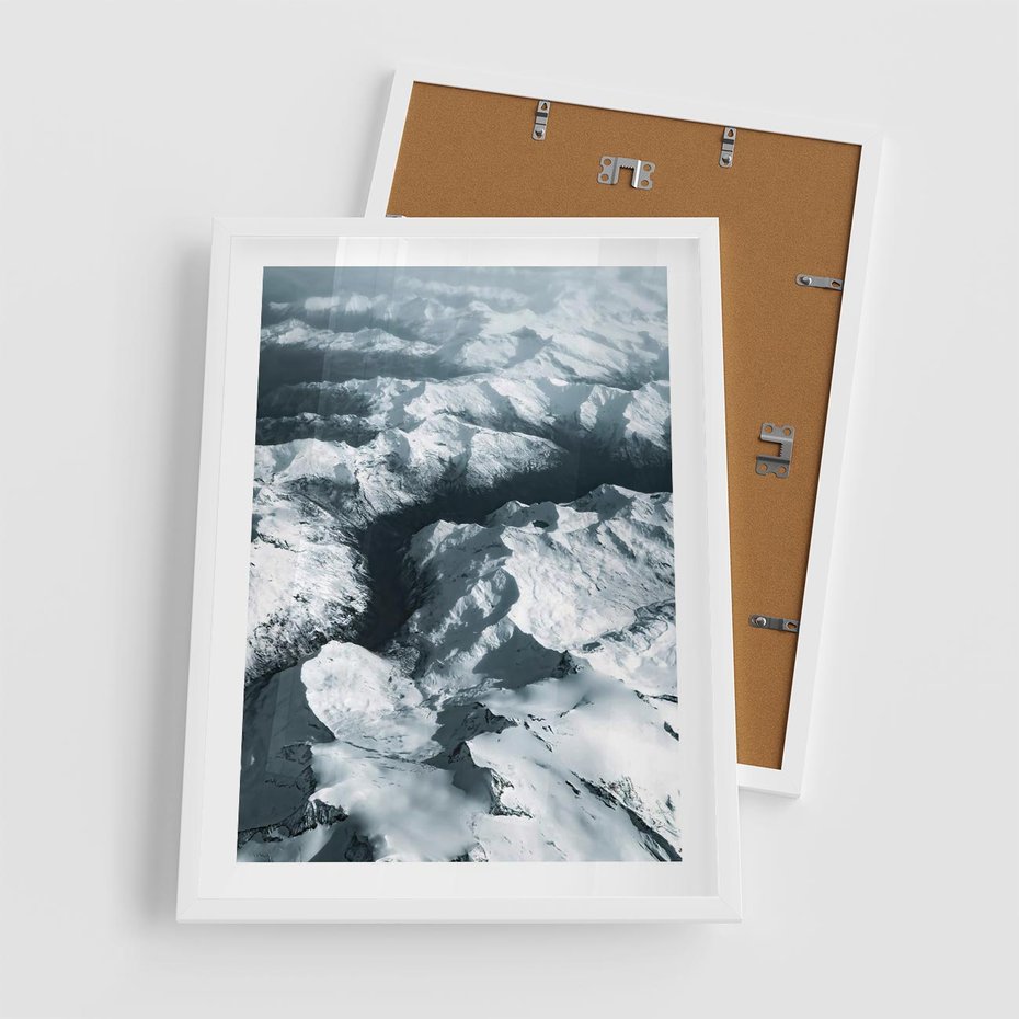 Plakat w ramie 50x70 - Ośnieżone Szczyty z Wysoka - ośnieżone szczyt górskie, zdjęcie z lotu ptaka - rama biała