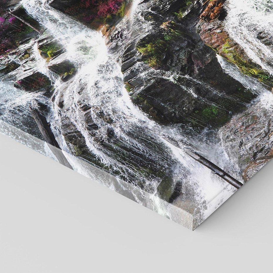 Obraz na płótnie 30x30 - Wodospad wśród majestatycznych gór - wodospad, góry