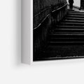 Obraz w ramie 80x120 - Ukryta Uliczka - czarno białe zdjęcie, schody - rama biała