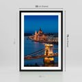 Plakat w ramie 50x70 - Mostowe miasto nocą - miasto, most - rama czarna