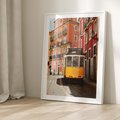 Plakat w ramie 50x70 - Urok tramwaju w Lizbonie - Lizbona, tramwaj - rama biała