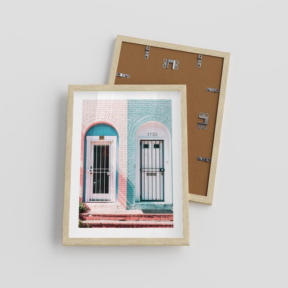 Plakat w ramie 30x40 - Urok Starych Drzwi - stare retro drzwi kamienicy, pastelowe kolory - rama drewno