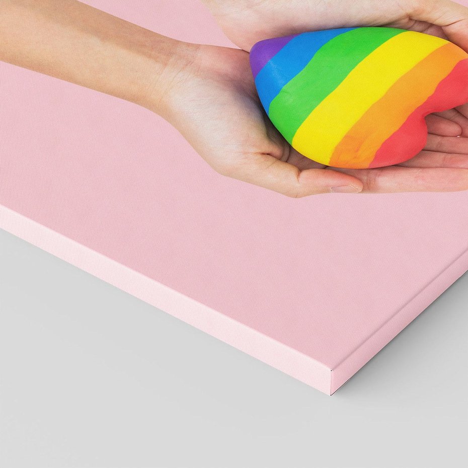 Obraz na płótnie 60x60 - Miłość na Dłoniach - zdjęcie, dłonie trzymają ulepione tęczowe serce