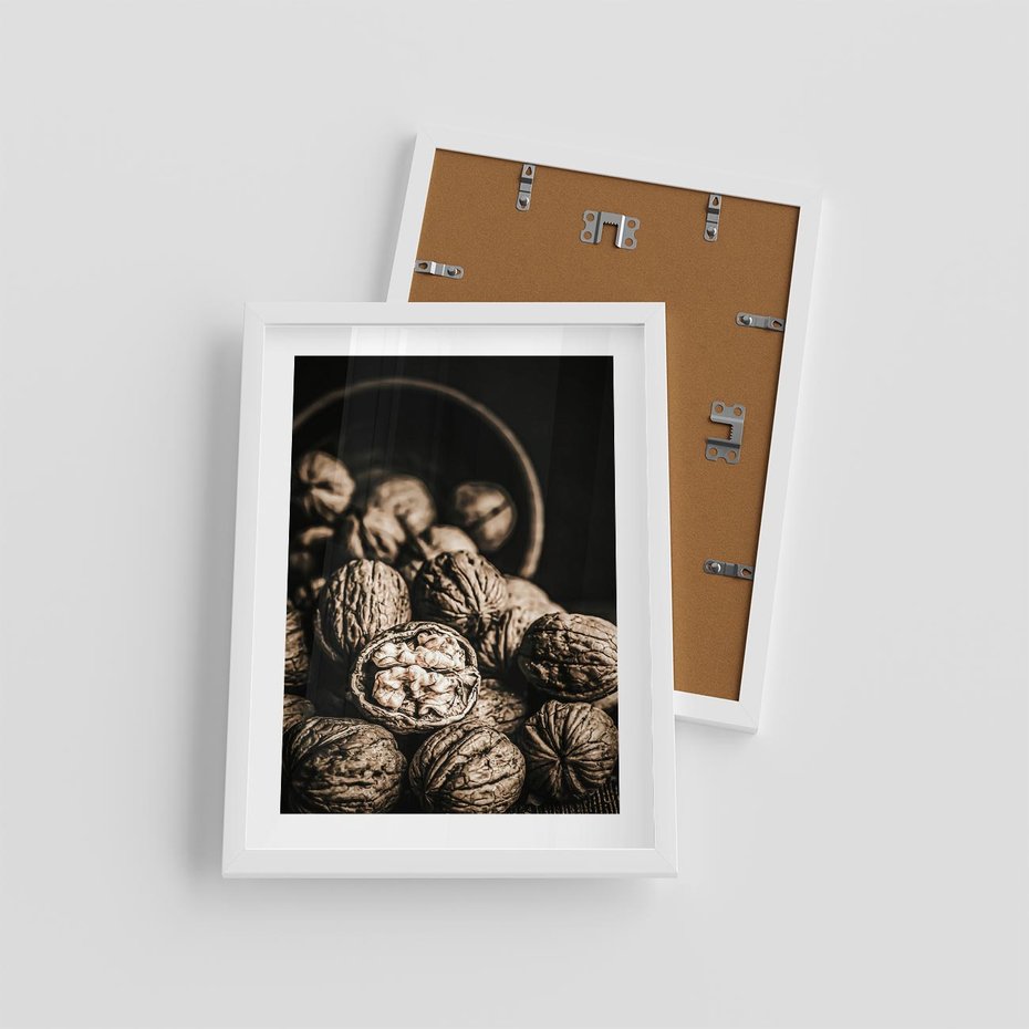 Plakat w ramie 30x40 - Orzechy Włoskie w Sepii - orzechy włoskie, fotografia retro - rama biała