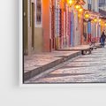 Obraz w ramie 50x50 - W stronę marzycielskich horyzontów - włoska uliczka, wieczór - rama biała