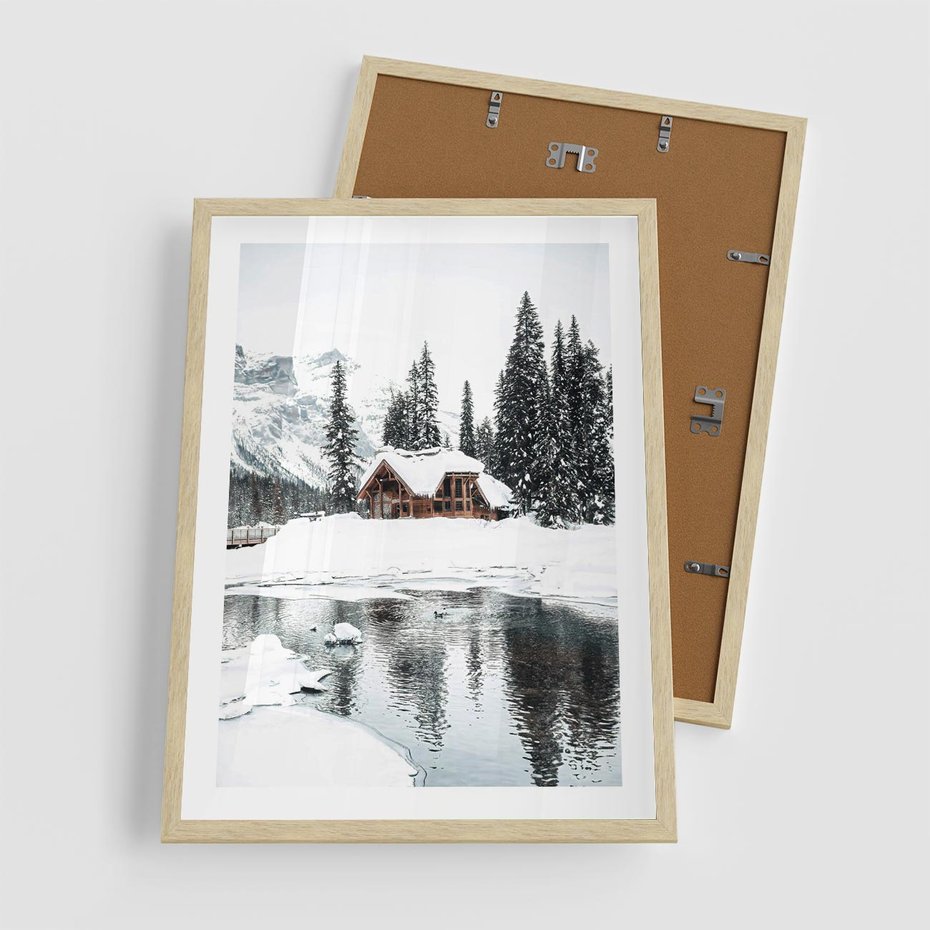 Plakat w ramie 50x70 - Urok Zimowego Krajobrazu - domek w górach, zima - rama drewno
