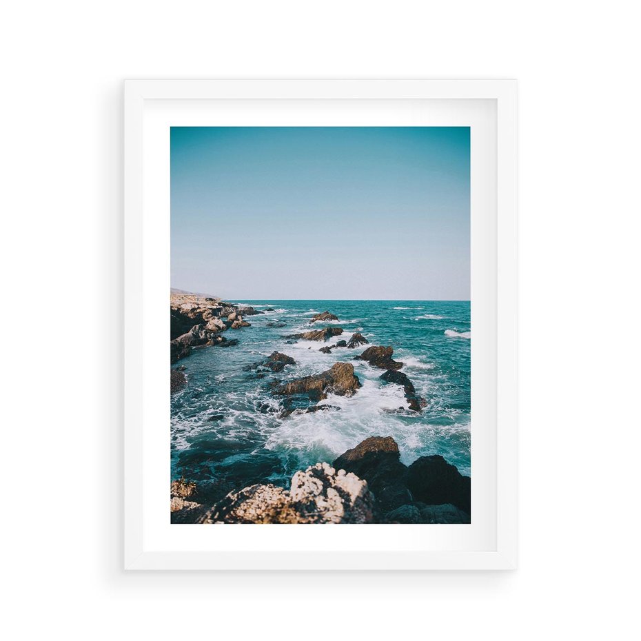 Plakat w ramie 40x50 - Dramatyczna Sceneria: Fale i Skały nad Morzem - morze, fale - rama biała