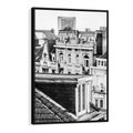 Obraz w ramie 50x70 - Miasto w Retro Odsłonie - fotografia czarno biała, ujęcie na dachy wielkiego miasta - rama czarna