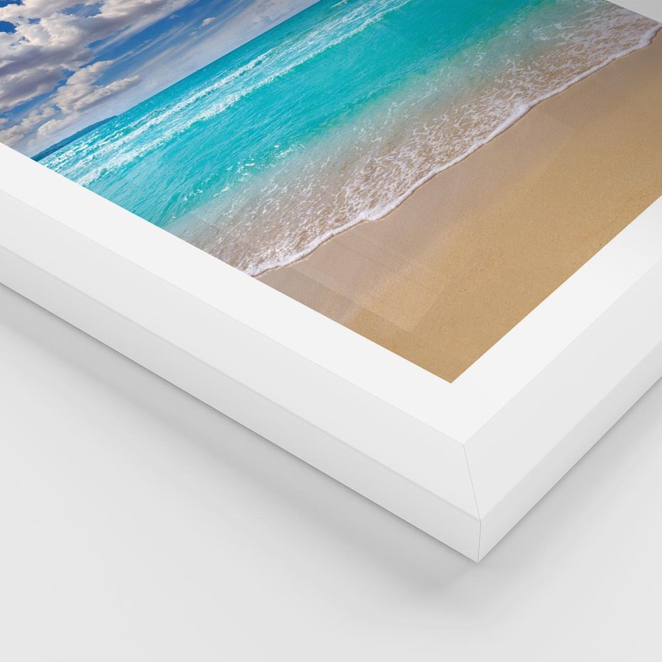 Plakat w ramie 30x40 - Idylliczna plaża nad morzem - plaża, morze - rama biała