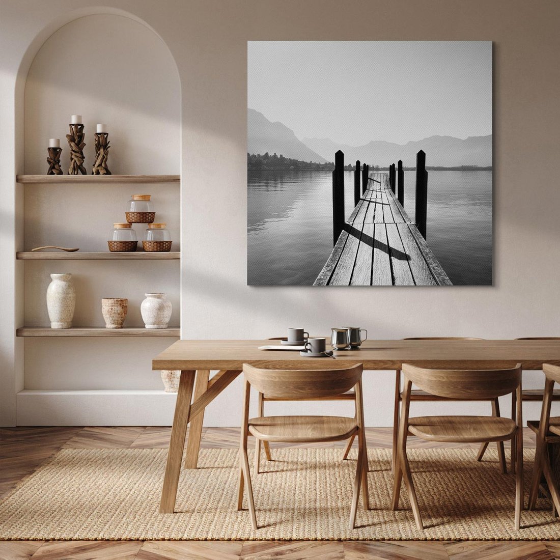 Obraz na płótnie 50x50 - Spokojna Przystań - czarno biała fotografia, drewniany pomost na jeziorze