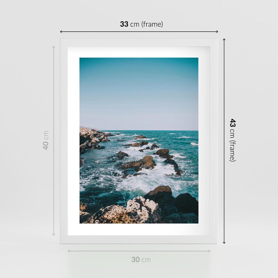 Plakat w ramie 30x40 - Dramatyczna Sceneria: Fale i Skały nad Morzem - morze, fale - rama biała