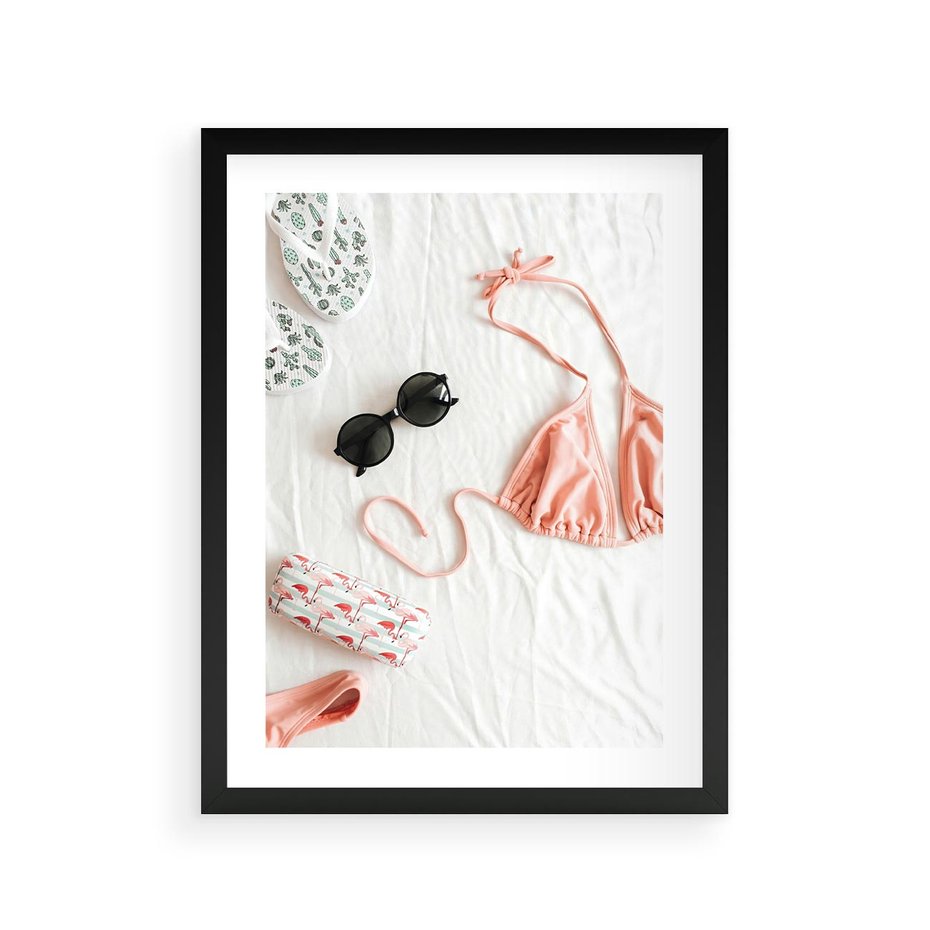 Plakat w ramie 30x40 - Letnia Elegancja na Plaży - kompozycja, elementy stroju na plażę - rama czarna