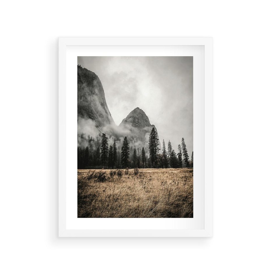 Plakat w ramie 30x40 - Mglisty Pejzaż Górski: Urok Niewidzialnośc - góry, krajobraz - rama biała