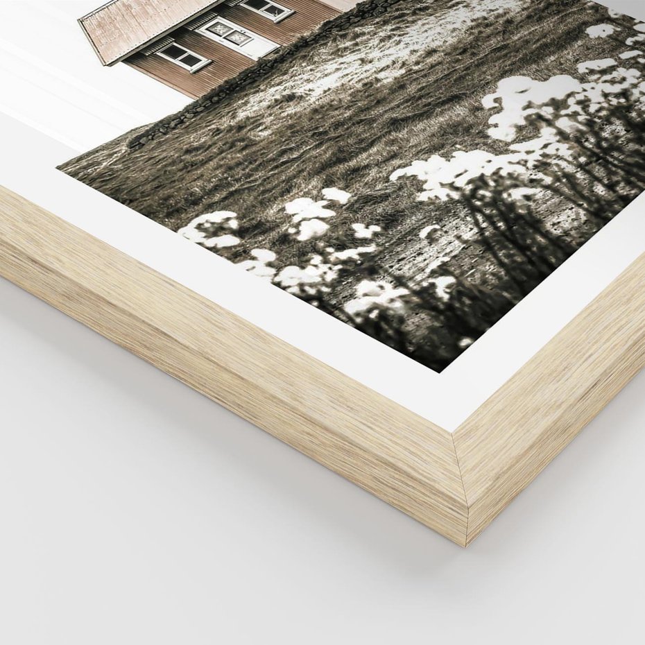 Plakat w ramie 40x50 - Krajobraz z Przeszłości: Kwitnąca Łąka w Sepii - domek na wzgórzu, kwitnąca łąka - rama drewno