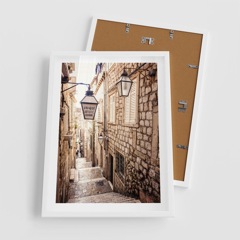 Plakat w ramie 50x70 - mistyczna podróż - uliczka, perspektywa - rama biała