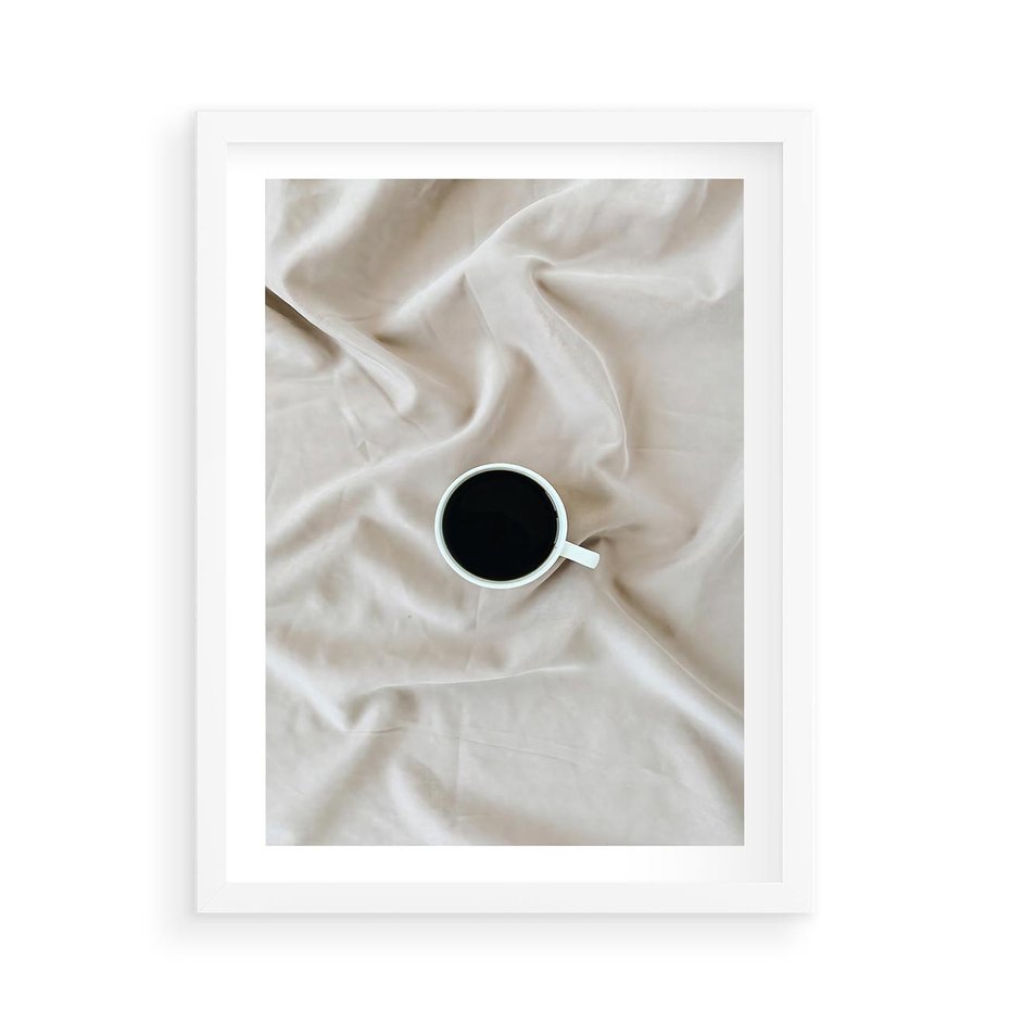Plakat w ramie 50x70 - Poranek z Kawą - kawa filiżanka w białej pościeli - rama biała
