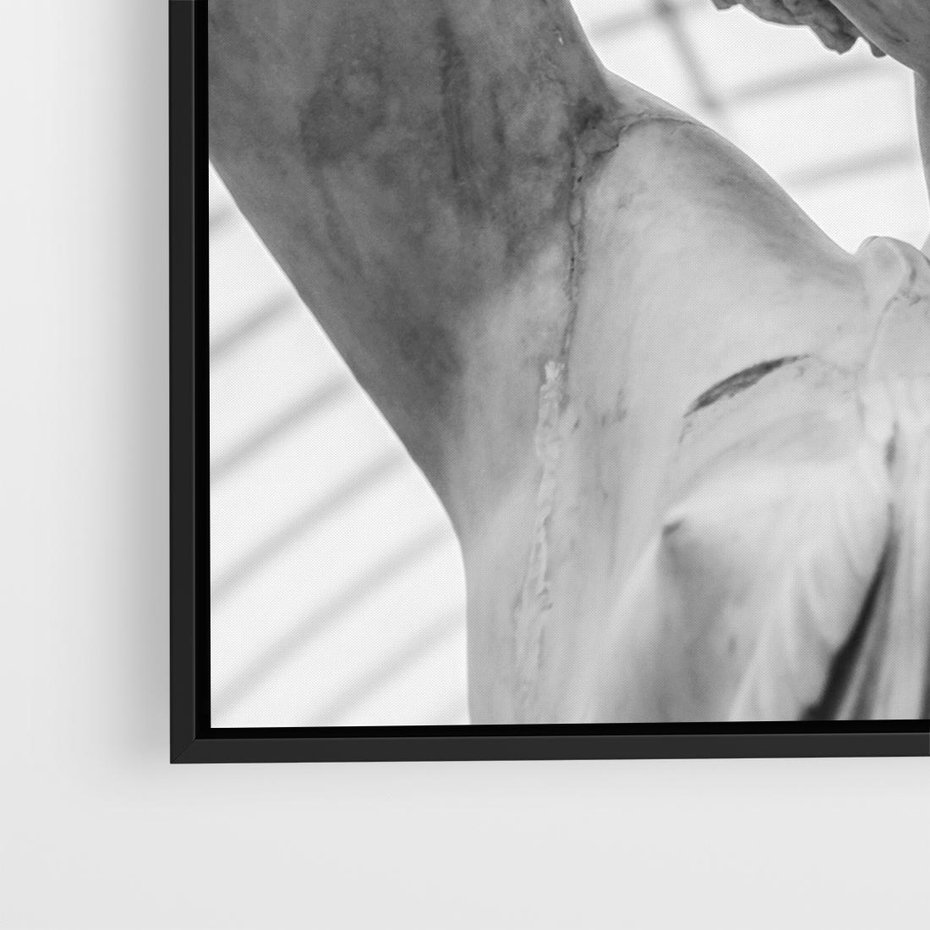 Obraz w ramie 50x50 - Zaklęta w Kamieniu - antyczna rzeźba kobiety na fotografii, czarno biała - rama czarna