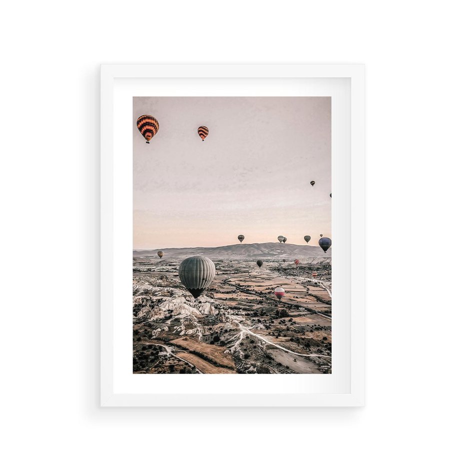 Plakat w ramie 30x40 - Wolność w Powietrzu - balony latające nas pustynnym krajbrazem, balony do latania - rama biała