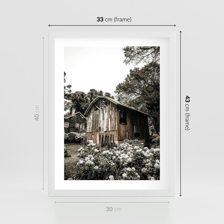 Plakat w ramie 30x40 - Oaza Uroku: Drewniana Chatka i Ogród - domek, ogród - rama biała