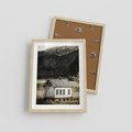 Plakat w ramie 30x40 - Ciepło i Urok Górskiego Domku - domek w górach, sepia - rama drewno