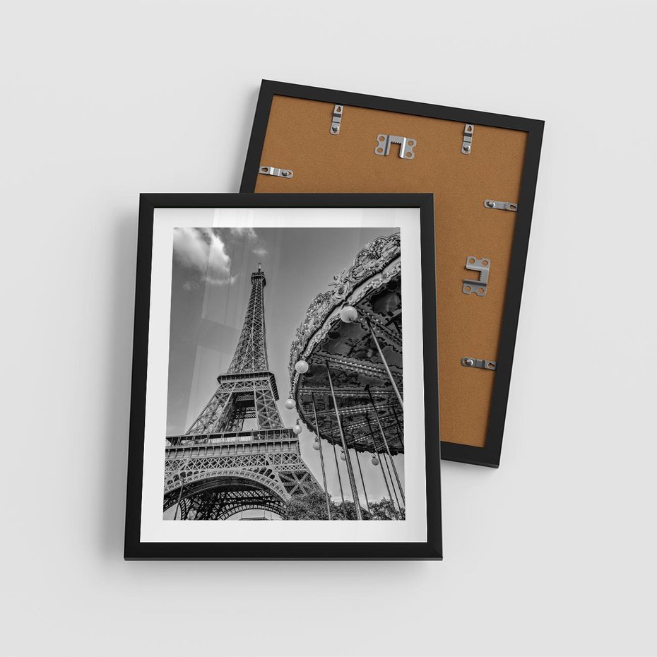 Plakat w ramie 40x50 - Zabawa w Paryżu - czarno białe zdjecie, wieża eiffla - rama czarna